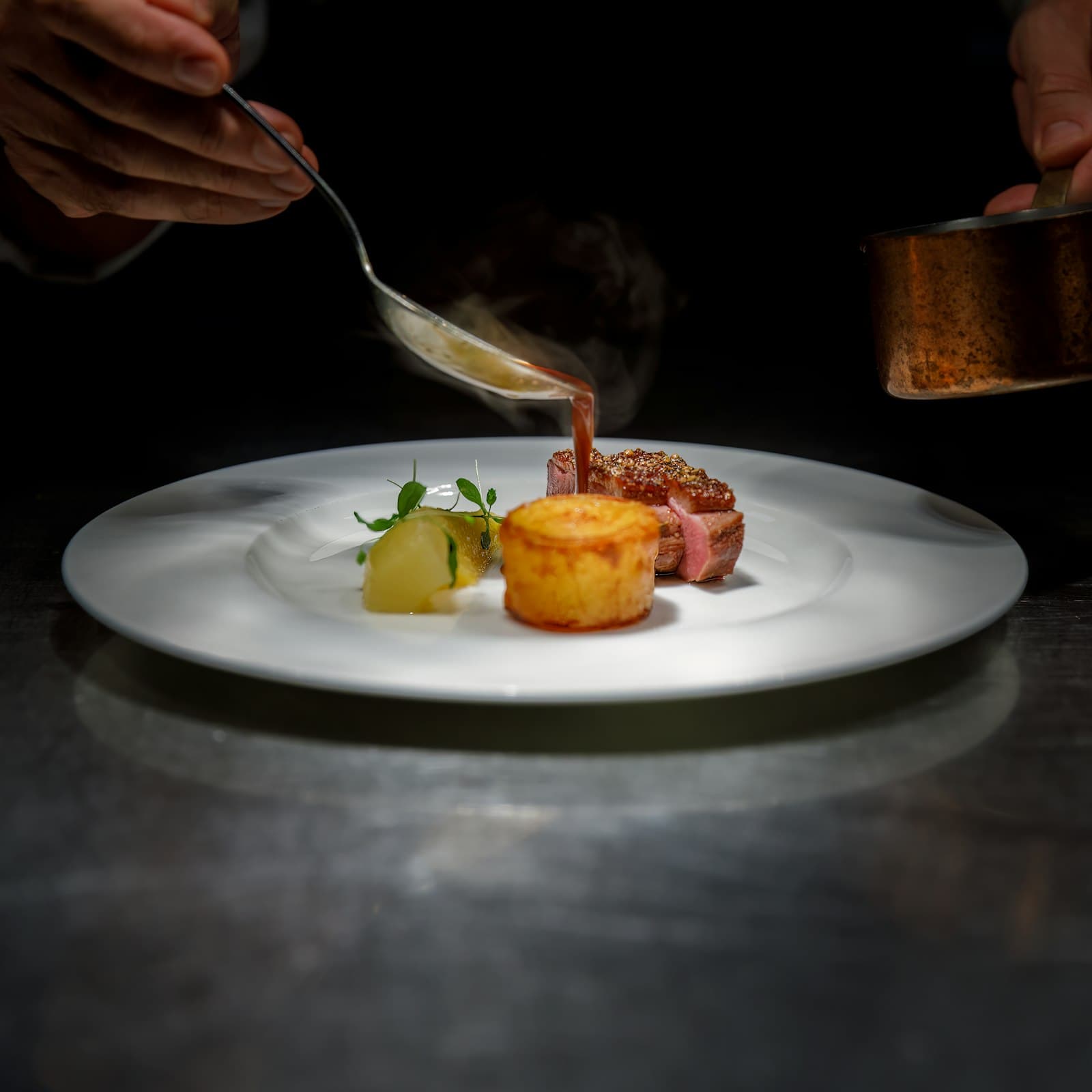 Apunte de la parrilla con pescado abierto a la varilla sobre brasa