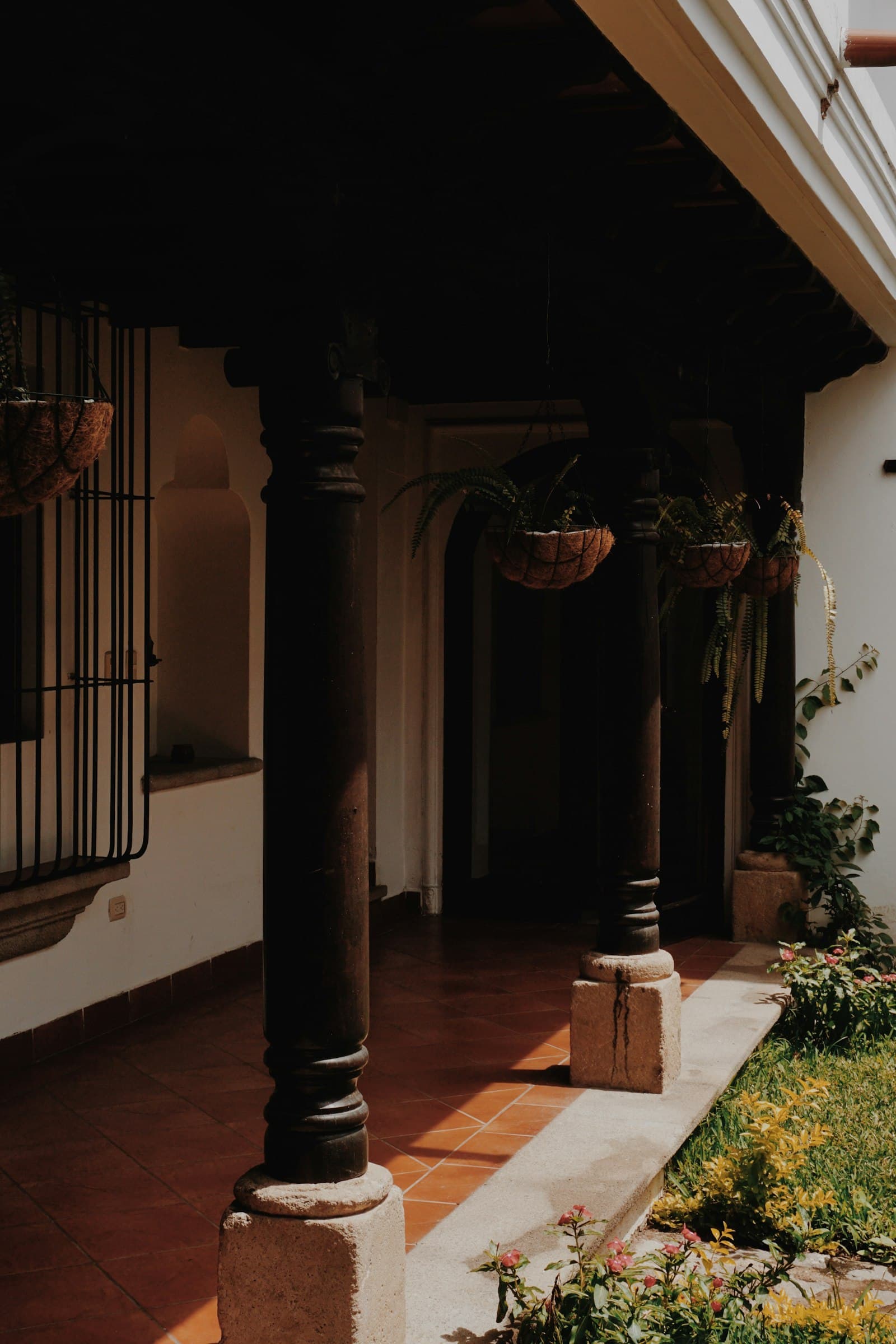 Apunte a línea del comedor con once mesas bajo vigas de parota