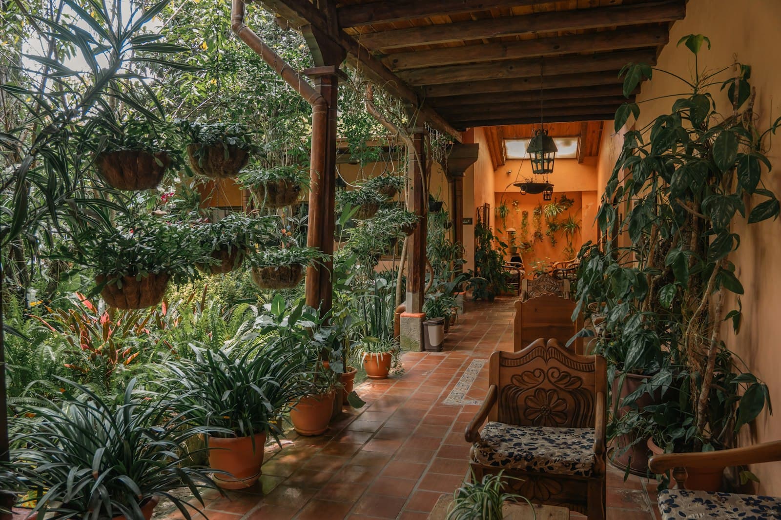 Dibujo del patio de cantera con arcos y una mesa puesta