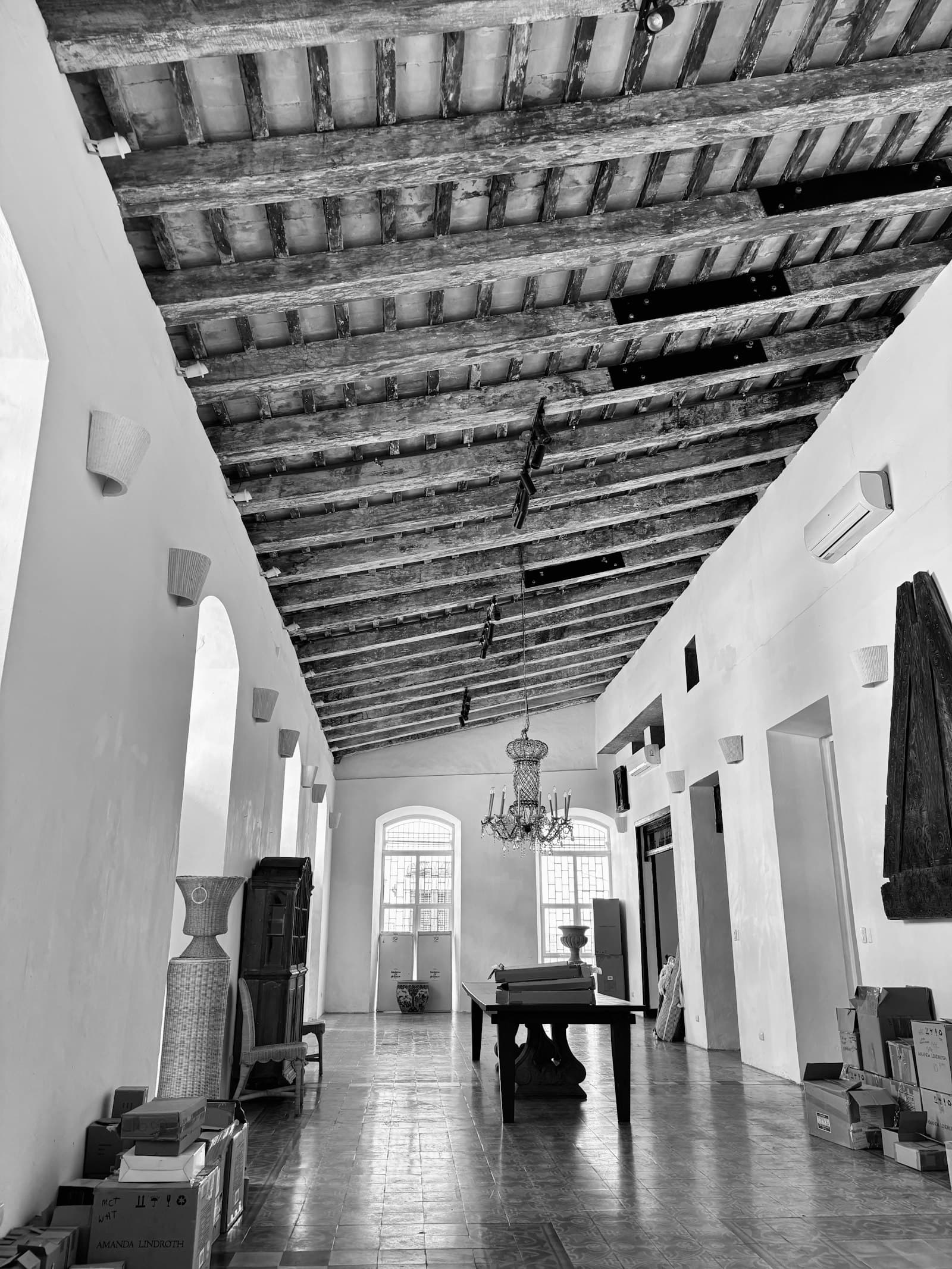 Detalle a línea de un herraje de latón sobre madera de parota